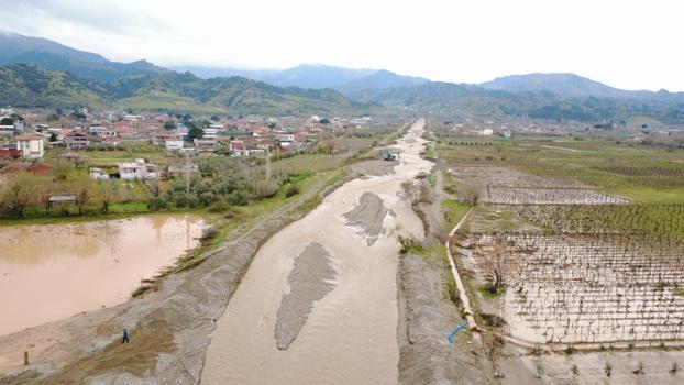 Salihli'de dereler taştı, tarım arazileri su altında kaldı
