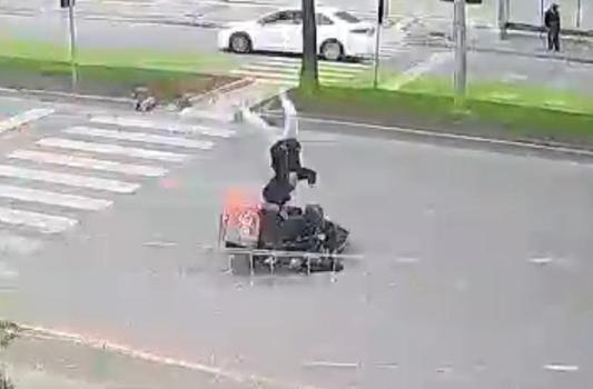 Mersin'de motokuryenin yaya geçidinde çocuğa çarptığı kaza kamerada: 1 yaralı