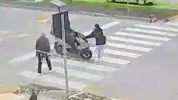 Mersin'de motokuryenin yaya geçidinde çocuğa çarptığı kaza kamerada: 1 yaralı