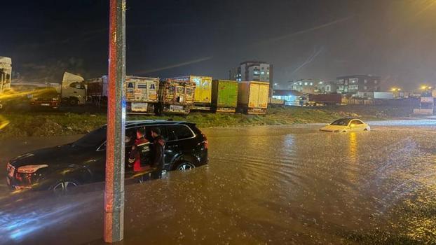 Cizre’de sağanak; evleri su bastı, mahsur kalanlar kurtarıldı