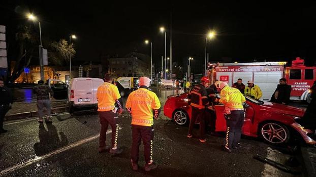 Kayseri'de hafif ticari araç ile otomobil çarpıştı: 2 yaralı