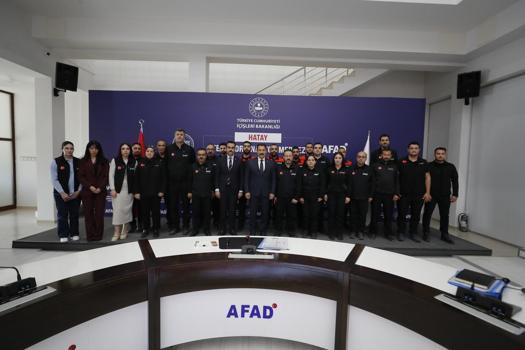 Hatay Valisi Mustafa Masatlı AFAD personellerine rütbe taktı