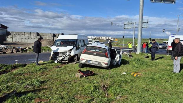 Öğrenci servis minibüsü ile otomobil çarpıştı: 13 yaralı