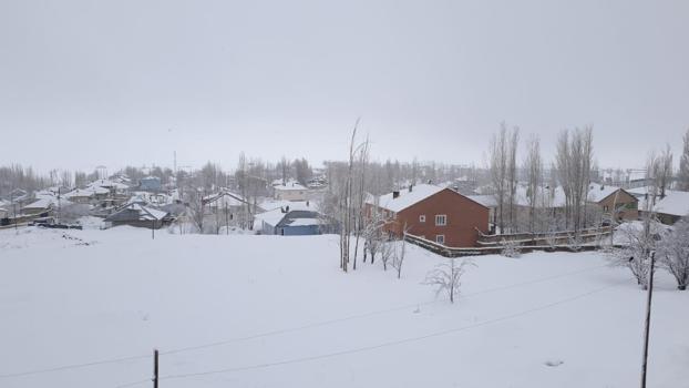 Van'da 34 yerleşim yeri kardan kapandı