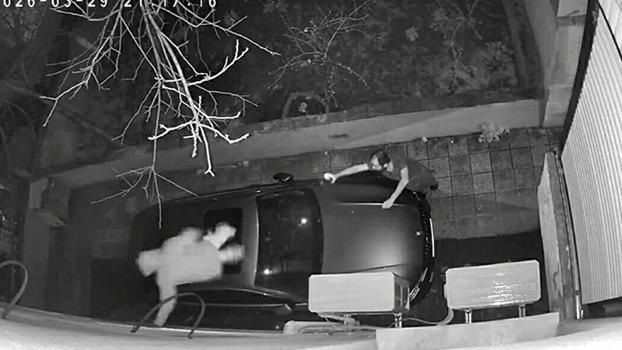 Hırsızlık için tırmandığı binada fark edilince, otomobilin üzerine atlayıp, kaçtı