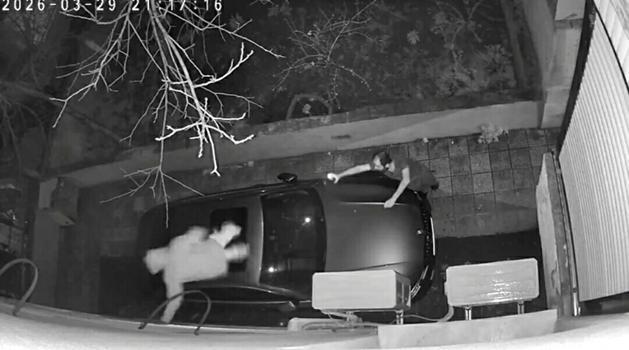 Hırsızlık için tırmandığı binada fark edilince, otomobilin üzerine atlayıp, kaçtı