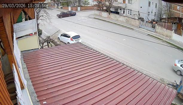 Tokat'ta 2 otomobilin çarpıştığı kaza kamerada; 2 yaralı