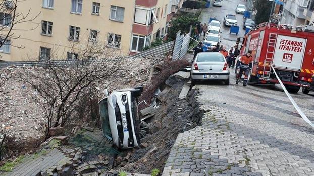 Üsküdar'da yağışın ardından yol çöktü; park halindeki otomobil çukura düştü