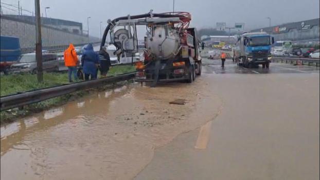 İstanbul - Çekmeköy'de dere yola taştı; Kadıköy istikameti trafiğe kapatıldı -1