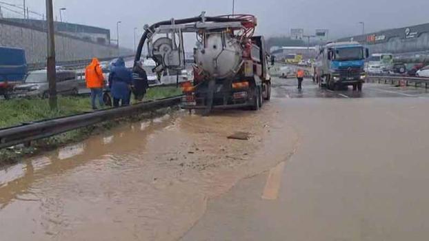 Çekmeköy'de dere yola taştı; Kadıköy istikameti trafiğe kapatıldı