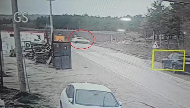 Şarampole devrilen otomobildeki 3 kişi yaralandı; kaza kamerada