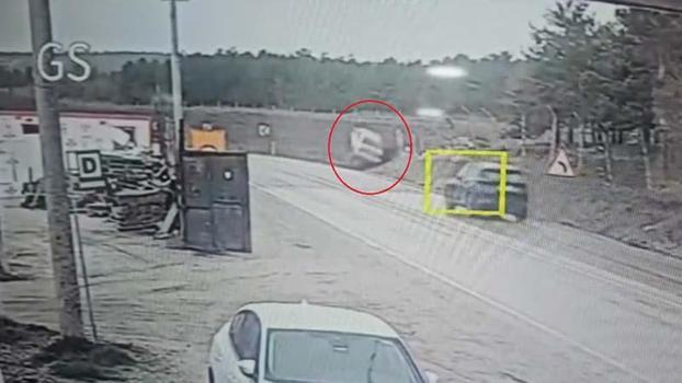 Şarampole devrilen otomobildeki 3 kişi yaralandı; kaza kamerada