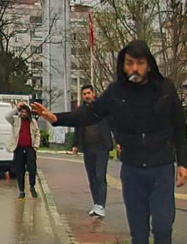 Yol vermek istemeyen sürücüyü darbetmeye çalıştılar; o anlar kamerada