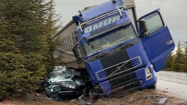 TIR’ın otomobile çarpıp sürüklediği kaza kamerada: 1 ölü, 2 yaralı