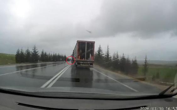 TIR’ın otomobile çarpıp sürüklediği kaza kamerada: 1 ölü, 2 yaralı