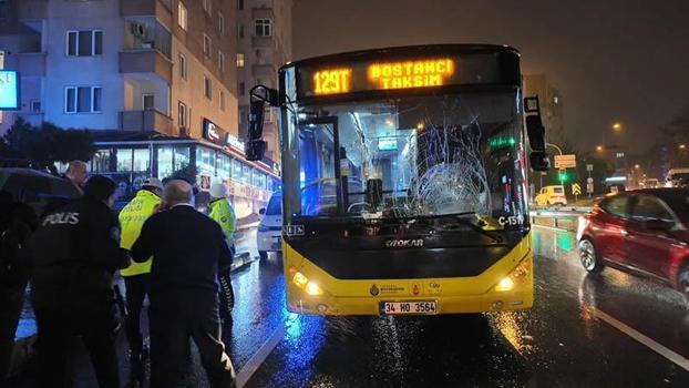 Üsküdar'da kırmızı ışıkta yolun karşısına geçen yayaya İETT otobüsü çarptı; kaza kamerada