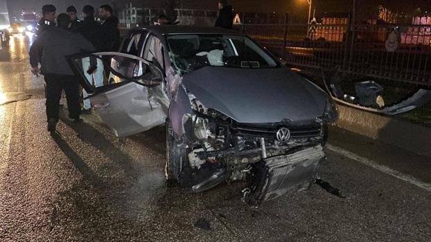 Bursa'da kontrolden çıkan otomobil direğe çarptı: 2 yaralı