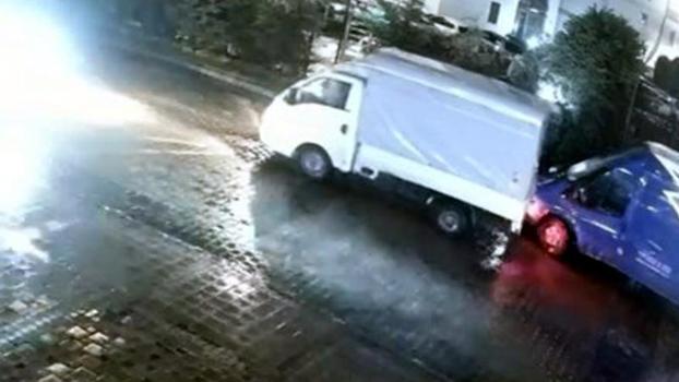 Avcılar’da park halindeki minibüse çarptı; hasarı kontrol edip yoluna devam etti