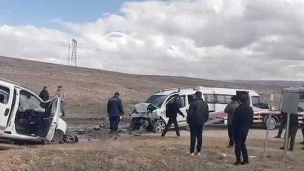 İki hafif ticari araç kafa kafaya çarpıştı; 2'si ağır, 4 yaralı