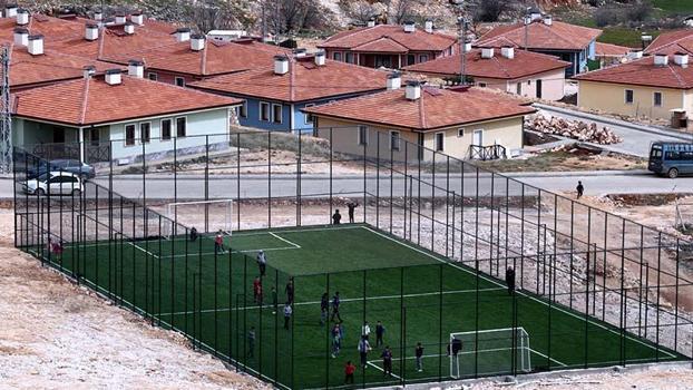 Bakan Kurum, depremzede çocukların halı saha keyfini paylaştı