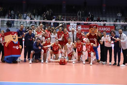 Aras Kargo Spor Kulübü Kadın Voleybol Takımı play-off maçını galibiyetle tamamladı