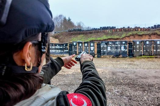 Ormancılar, poligonda tabancayla hedefi vurmak için yarıştı