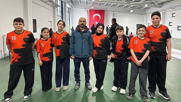 Ankara'da spora erişim zorluğu yaşayan ortaokul öğrencilerinin, floor curling başarısı