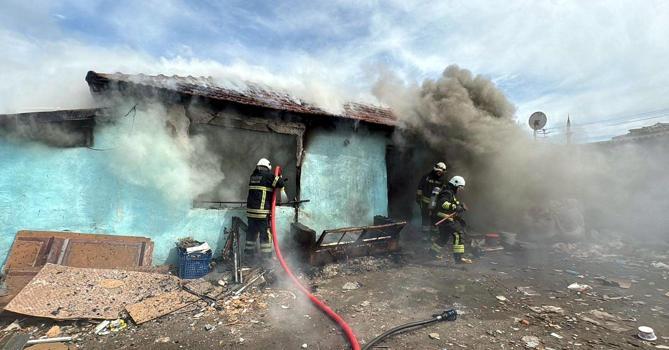 Evdeki yangına müdahaleyi izlerken köpek saldırısında yaralandı
