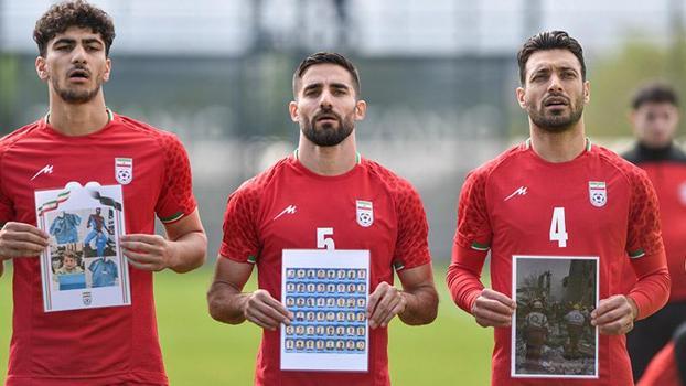 FIFA Başkanı Infantıno’nun izlediği maçta, İran Milli Takımı sahaya öldürülen çocukların fotoğraflarıyla çıktı