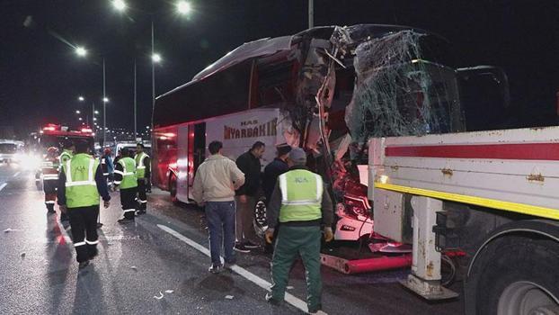Sancaktepe'de seyir halindeki yolcu otobüsü TIR'a çarptı: 10 yaralı