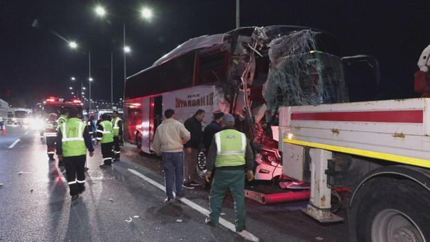 İstanbul - Sancaktepe'de seyir halindeki yolcu otobüsü TIR'a çarptı: 10 yaralı