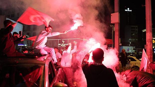 A Milli Takım'ın Dünya Kupası’na katılması İzmir'de kutlandı