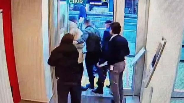 Beşiktaş’ta silahlı saldırganın bankayı bastığı anlar güvenlik kamerasında: Tutuklandı