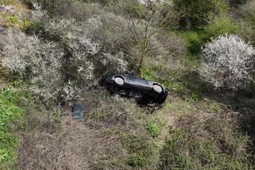 İstanbul- Eyüpsultan'da otomobil ormanlık alana uçtu; sürücü araçta sıkıştı
