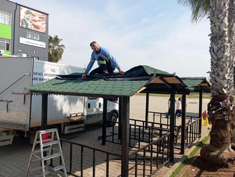 Akdeniz Belediyesi, park ve yeşil alanlara bakım yapıyor