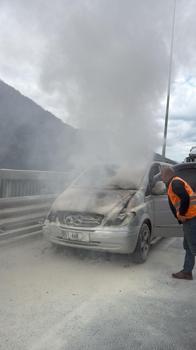 Motor kısmından alev alan minibüs yandı