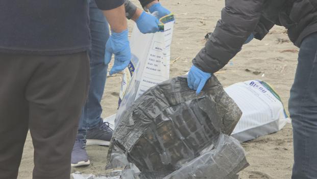 Hatay’da dalgaların kıyıya sürüklediği çuvaldan uyuşturucu madde çıktı