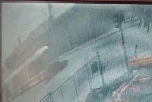 Tramvay ve otomobilin kazası kamerada