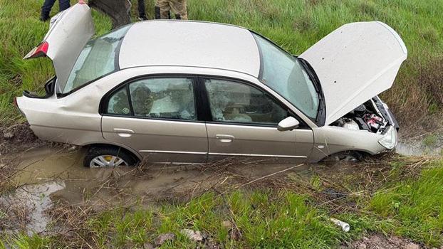 Balıkesir'de otomobil araziye yuvarlandı: 3 yaralı