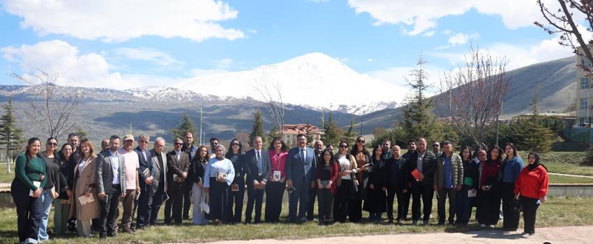 Ağrı Dağı eteklerinde kitap okudular