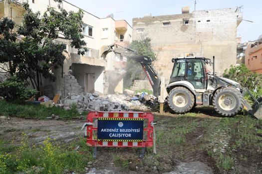 Akdeniz Belediyesi metruk binaları kontrollü şekilde yıkıyor