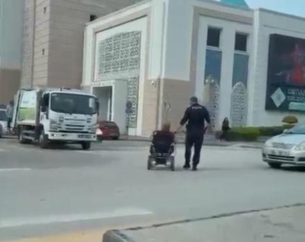 Akülü sandalyedeki kadına polis memurundan yürek ısıtan yardım