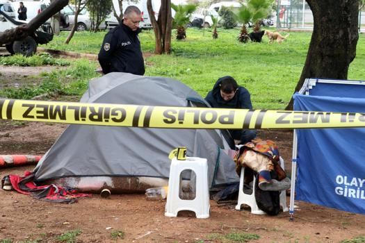 Parktaki çadırında ölü bulundu