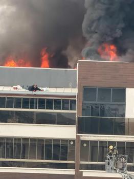 8 katlı apartmandaki yangında mahsur kalan 2 kişi kurtarıldı; o anlar kamerada / Ek fotoğraflar