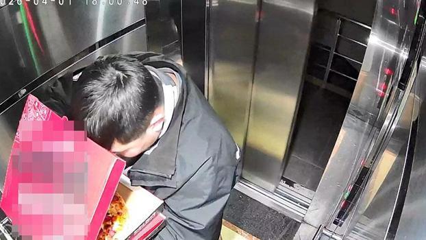 Götürdüğü pizzanın malzemesini yiyip asansöre tuvaletini yaptı; o anlar kamerada