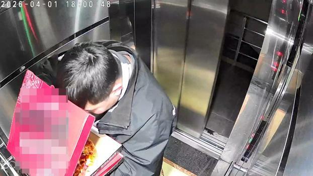 Götürdüğü pizzanın malzemesini yiyip asansöre tuvaletini yaptı; o anlar kamerada