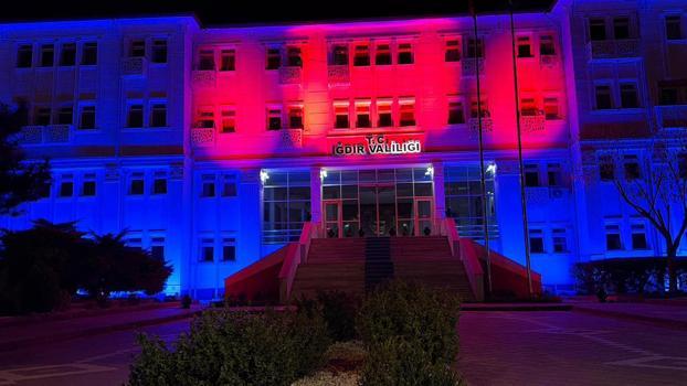 Otizme farkındalık için mavi balon uçurdular