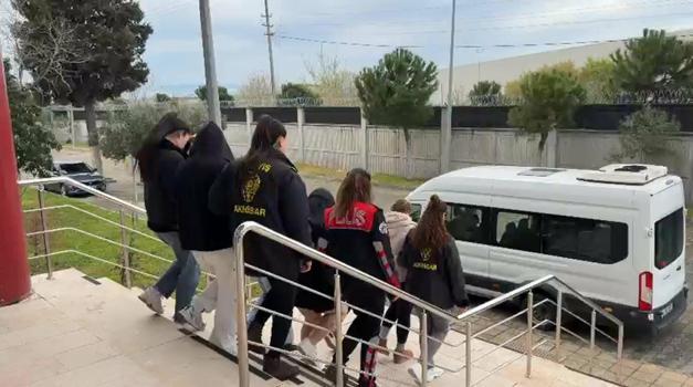 Akhisar'da masaj salonlarına fuhuş operasyonu: 3 tutuklama