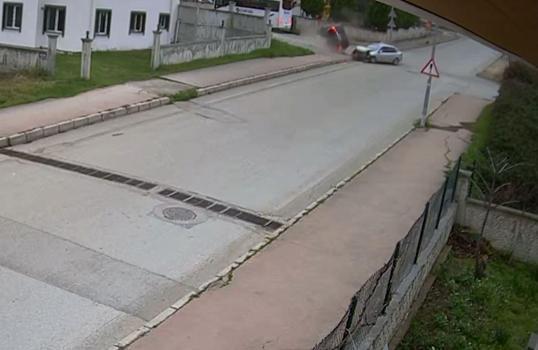 2 otomobilin çarpıştığı kaza kamerada
