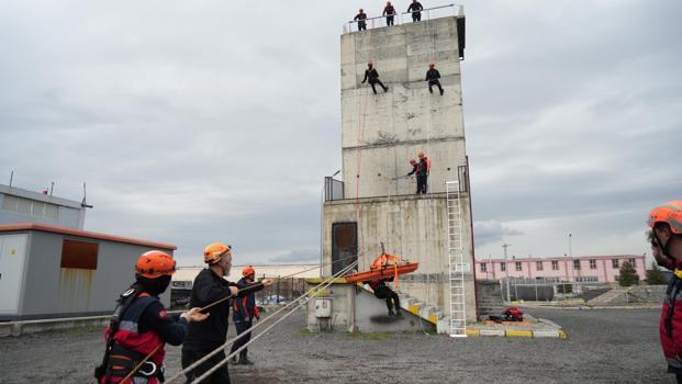 AFAD’dan öğrencilere, kayadan düşme ve yaralanmalara müdahale eğitimi verildi